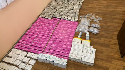 Харківські прикордонники виявили біля кордону пакунки з ліками проти COVID та прикрасами Харківські прикордонники виявили біля кордону пакунки з ліками проти COVID та прикрасами