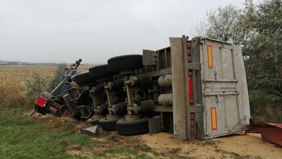 Під Херсоном перекинулася вантажівка з пшеницею