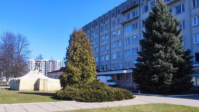 У Луцьку встановили намет для прийому хворих на коронавірус У Луцьку встановили намет для прийому хворих на коронавірус