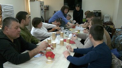 У Вінниці підлітки з інвалідністю у реабілітаційному центрі "Гармонія" створили ялинку