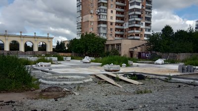 У Житомирі призупинили ремонт скверу Мистецькі ворота У Житомирі призупинили ремонт скверу Мистецькі ворота