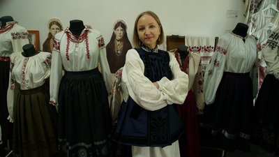 "Вишиванка личить усім". У Кропивницькому в етнолабораторії влаштували фотосесію для кропивничан у вишитих сорочках "Вишиванка личить усім". У Кропивницькому в етнолабораторії влаштували фотосесію для кропивничан у вишитих сорочках