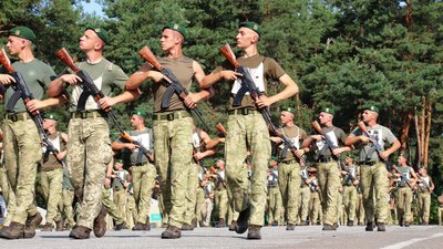 Попереду на курсантів - учасникі параду чекає багато крокувань. Фото: Національної академії Держприкордонслужби. Попереду на курсантів - учасникі параду чекає багато крокувань. Фото: Національної академії Держприкордонслужби.