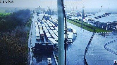 У Харківській області на кордоні з РФ — черга з вантажівок У Харківській області на кордоні з РФ — черга з вантажівок