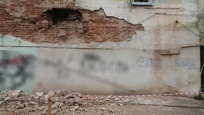 Ймовірно упав комин. У Чернівцях обвалилася стіна житлового будинку Ймовірно упав комин. У Чернівцях обвалилася стіна житлового будинку
