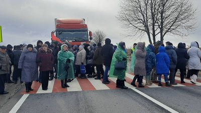 Перекривають дорогу: жителі села Баківці не хочуть приєднуватись до Ходорівської ОТГ
