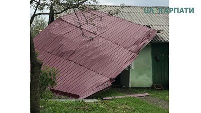 Без даху і світла - так після негоди виглядає село Бережниця на Франківщині Без даху і світла - так після негоди виглядає село Бережниця на Франківщині