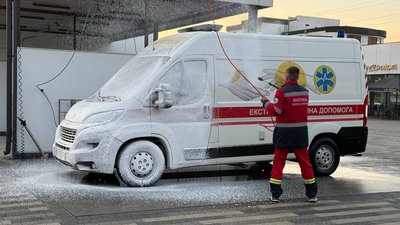 В Ужгороді безкоштовно миють автомобілі екстреної меддопомоги В Ужгороді безкоштовно миють автомобілі екстреної меддопомоги