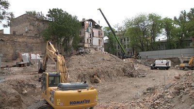 В Одесі рятувальники дістають з-під завалів будинку на Торговій особисті речі мешканців В Одесі рятувальники дістають з-під завалів будинку на Торговій особисті речі мешканців