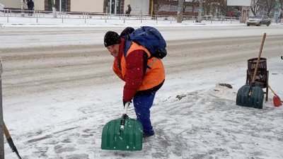 У Херсоні заметіль: комунальники всю ніч чистили вулиці У Херсоні заметіль: комунальники всю ніч чистили вулиці