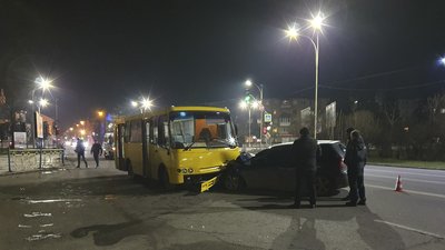 Маршрутний автобус з пасажирами потрапив у ДТП в Ужгороді