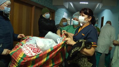 У Житомирі волонтерки передали в лікарню 36 в'язаних пінеток та 58 подушок У Житомирі волонтерки передали в лікарню 36 в'язаних пінеток та 58 подушок