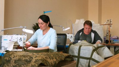 У Вінниці шиють безкаркасні ноші для українських оборонців У Вінниці шиють безкаркасні ноші для українських оборонців