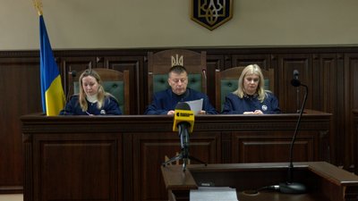 У Черкасах двох чоловіків судять за підпал об'єкту Укрзалізниці та автівок військових