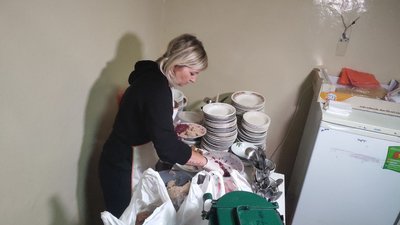 У школі в Дніпрі готують їжу для переселенців з інвалідністю
