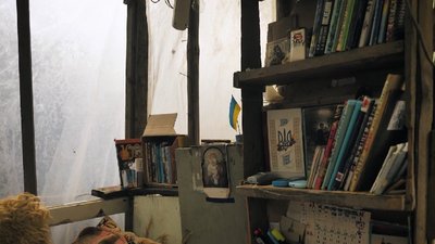 У кабінеті науковець зберігає книжки