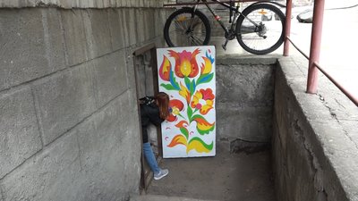 Діти разом із батьками розмалюють сховище у підвалі одного з житлових будинків Житомира Діти разом із батьками розмалюють сховище у підвалі одного з житлових будинків Житомира