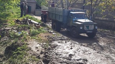 У селі на Одещині злива затопила будинки та вулиці. На місці працюють військові та рятувальники У селі на Одещині злива затопила будинки та вулиці. На місці працюють військові та рятувальники