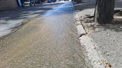 У центрі Кропивницького стався порив на мережі водоканалу У центрі Кропивницького стався порив на мережі водоканалу