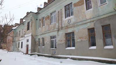 У будинку на вулиці Незалежності,19, що в Ізяславі, фасад зробили лише з вулиці, от з двору на фасаді видно тріщини та відвалюється штукатурка. Фото: Суспільне. Поділля. У будинку на вулиці Незалежності,19, що в Ізяславі, фасад зробили лише з вулиці, от з двору на фасаді видно тріщини та відвалюється штукатурка. Фото: Суспільне. Поділля.