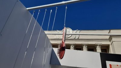 Біля Ради встановили лабіринт, який символізує шлях жінок у політику