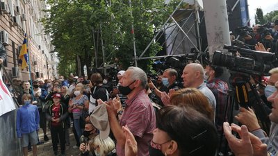 Прибічники Порошенка перекрили вулицю в центрі Києва Прибічники Порошенка перекрили вулицю в центрі Києва