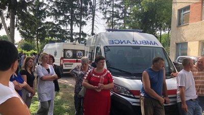 На Тернопільщині автомобіль швидкої допомоги арештували київські поліцейські На Тернопільщині автомобіль швидкої допомоги арештували київські поліцейські