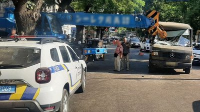 В Одесі маршрутка зіткнулася з автокраном: двоє людей травмувалися