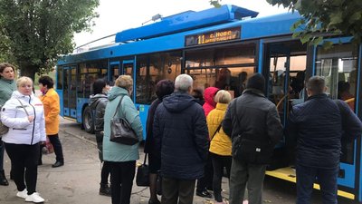 Додаткові тролейбуси на маршруті Нове - Кропивницький не вирішили проблему з чергами