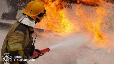 Рятувальники ліквідували пожежу на території непрацюючого підприємства на Рівненщині
