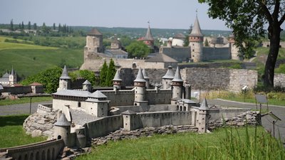 На передньому плані видно деталізовану модель Кам'янець-Подільської фортеці