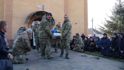 На Закарпатті попрощалися із полеглим захисником Михайлом Бадзо На Закарпатті попрощалися із полеглим захисником Михайлом Бадзо