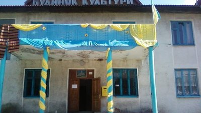 Громадські активісти прикарпатського села проти дитсадка у клубі Громадські активісти прикарпатського села проти дитсадка у клубі