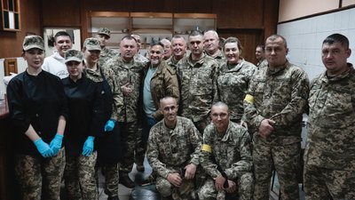 Шеф-кухар Ектор Хіменес-Браво відвідав волонтерську кухню ЗСУ у Рівному