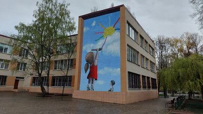 "Хотів створити щось радісне": в Одесі французький художник намалював мурал на будівлі школи "Хотів створити щось радісне": в Одесі французький художник намалював мурал на будівлі школи
