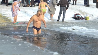 Полтавець Віталій Клименко занурюється в ополонку Полтавець Віталій Клименко занурюється в ополонку