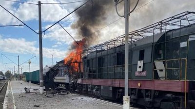 РФ атакувала потяг "Шостка — Київ" на залізничному вокзалі : є загиблі та травмовані