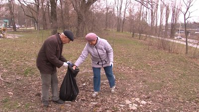 Зробили, щоб було красиво: черкасці разом із переселенцями організували суботник