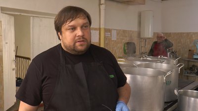 "Готуємо для наших хлопців із любов’ю". Як у Калуші варять борщ для українських бійців на передову "Готуємо для наших хлопців із любов’ю". Як у Калуші варять борщ для українських бійців на передову