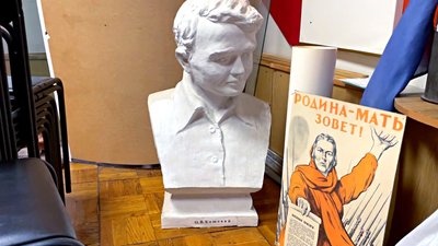 Вишитий Ленін та годинник з Авророю: у Прилуках відкривають музей радянської пропаганди Вишитий Ленін та годинник з Авророю: у Прилуках відкривають музей радянської пропаганди