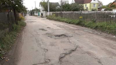 Ями до 10 сантиметрів – житомиряни скаржаться на розбиту дорогу Ями до 10 сантиметрів – житомиряни скаржаться на розбиту дорогу