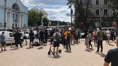 У Києві чоловік погрожує підірвати відділення банку в бізнес-центрі "Леонардо" У Києві чоловік погрожує підірвати відділення банку в бізнес-центрі "Леонардо"