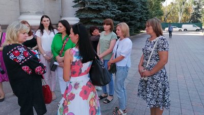 У Кропивницькому батьки дітей з інвалідністю проти звільнення асистентів вчителів