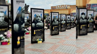 Встановили нові портрети військових у центрі Рівного