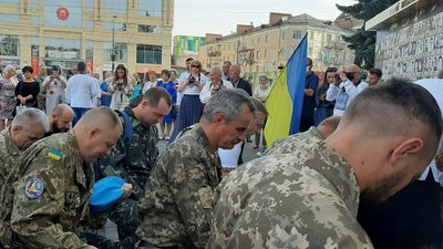 "За незламність духу": у Луцьку нагородили батьків загиблих на Сході бійців "За незламність духу": у Луцьку нагородили батьків загиблих на Сході бійців