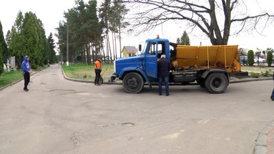 Більше 2 тисяч кубометрів сміття вивезли з кладовищ Житомира напередодні поминальних днів Більше 2 тисяч кубометрів сміття вивезли з кладовищ Житомира напередодні поминальних днів