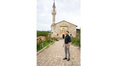 Ісмаїл Курт-Умер на фоні мечеті Ісмаїл Курт-Умер на фоні мечеті