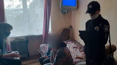 Заплакані та голодні. 11-річний хлопчик у поліцейських просив допомоги Заплакані та голодні. 11-річний хлопчик у поліцейських просив допомоги