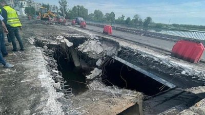 У Макарові відновлюють міст через річку Здвиж