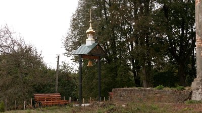 Встановили дзвіницю, паркан і висадили дерева: пенсіонер з Чернігівщини продав батьківську хату, щоб відбудувати церкву Встановили дзвіницю, паркан і висадили дерева: пенсіонер з Чернігівщини продав батьківську хату, щоб відбудувати церкву